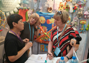 Jinan Fengsheng Crafts Co., Ltd. conducts trade fairs